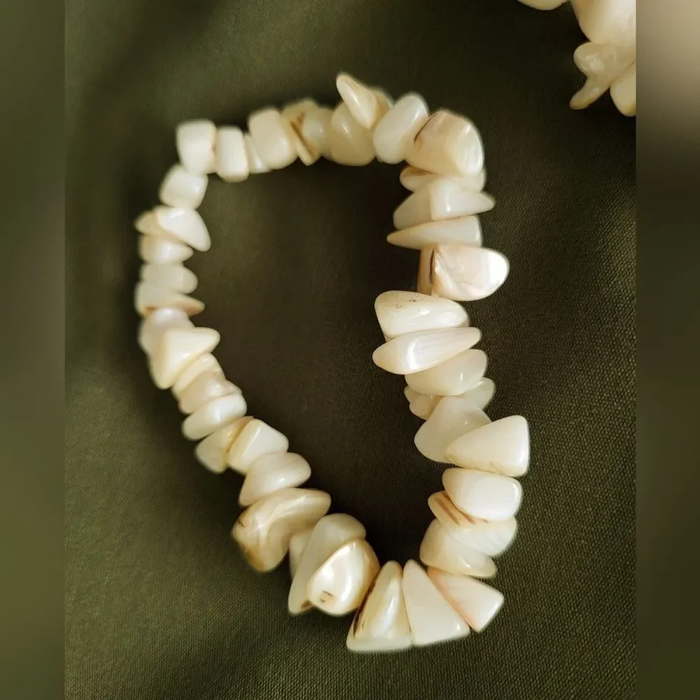 Vintage Cream Shell Chip Necklace & Bracelet Set
